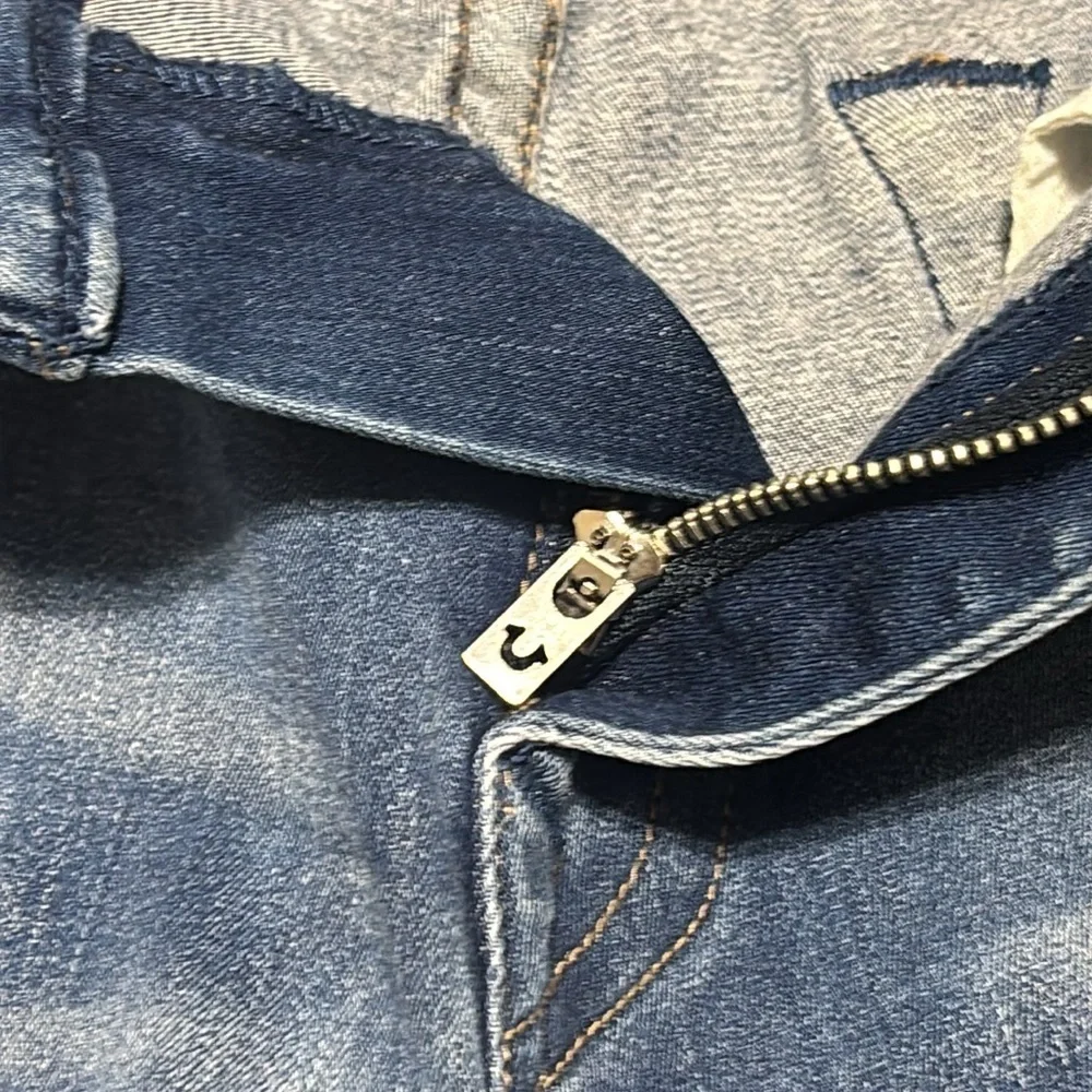 True Religion ROCCO Relaxed Skinny Jeans 34 Premium Wash Denim